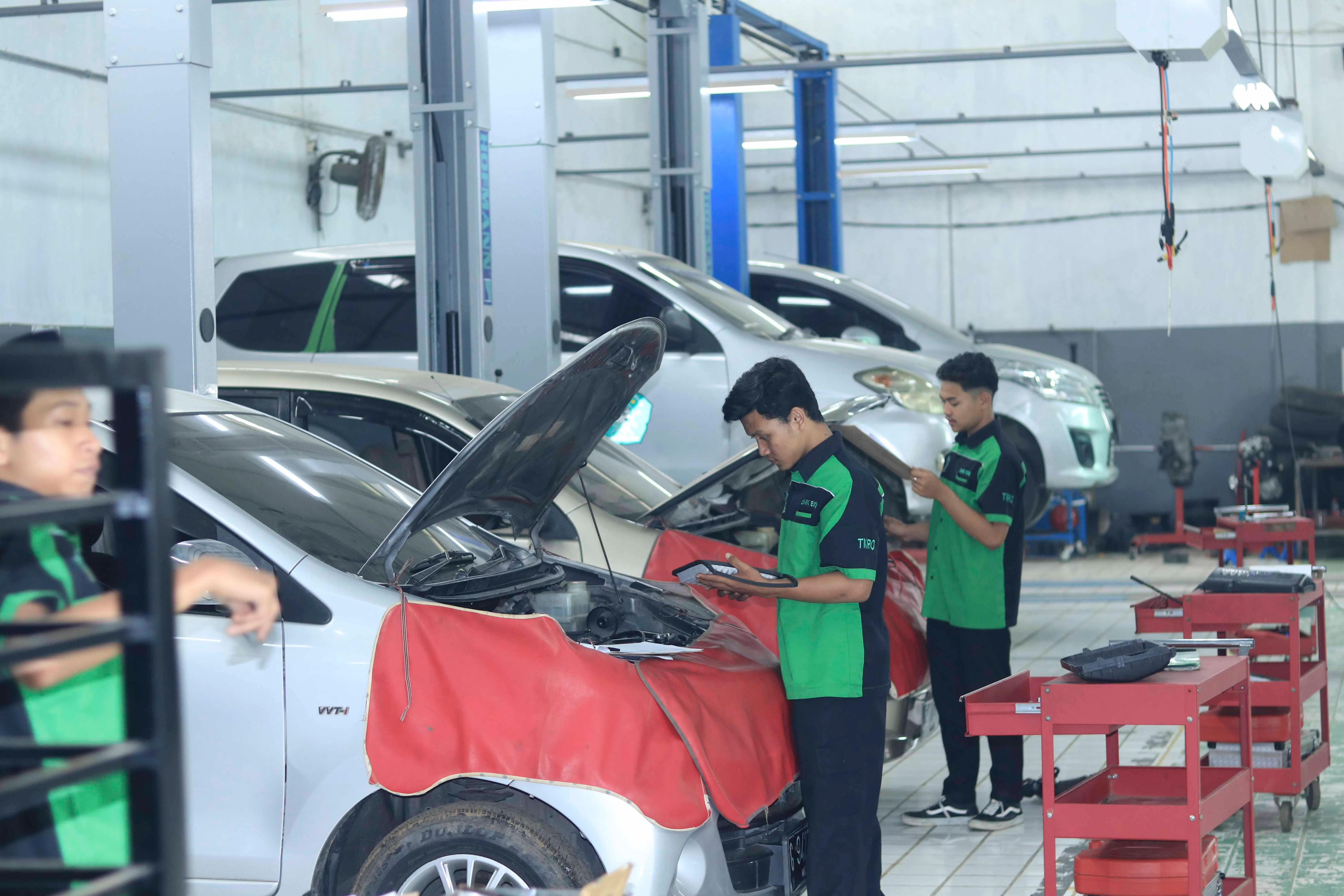 BENGKEL TEKNIK KENDARAAN RINGAN